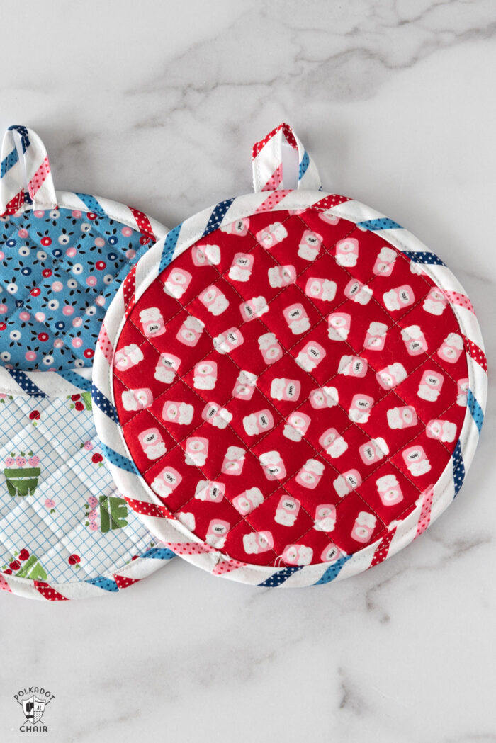 Quilted Pocket Pot Holders Sewing Tutorial and Free Pattern