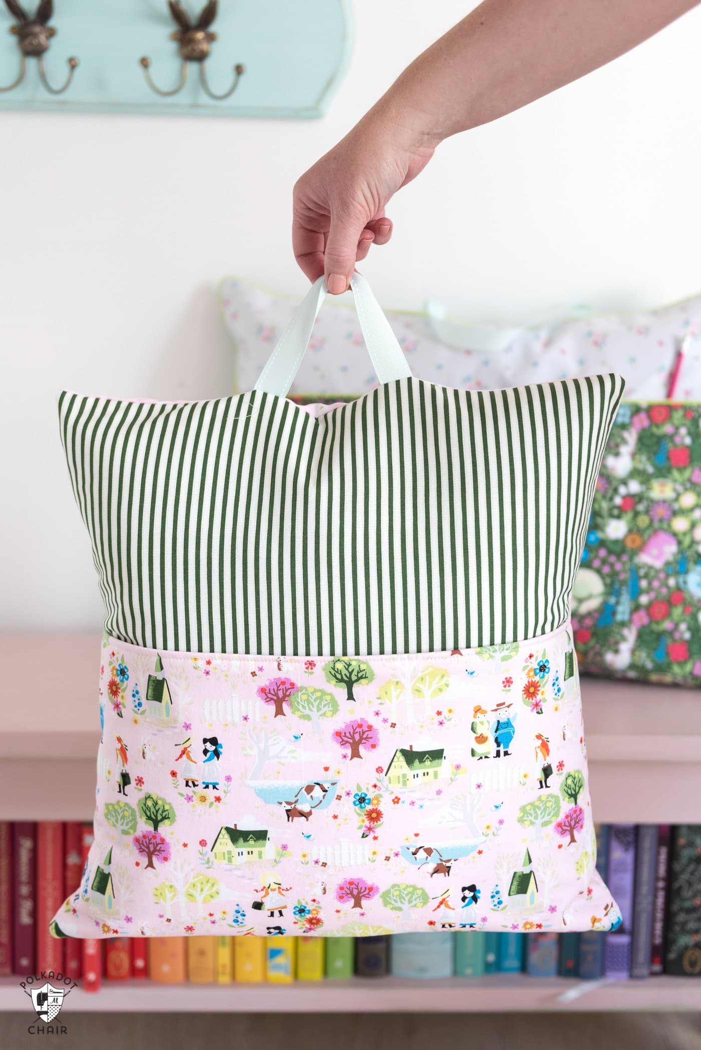 Reading cushion with ribbon tie