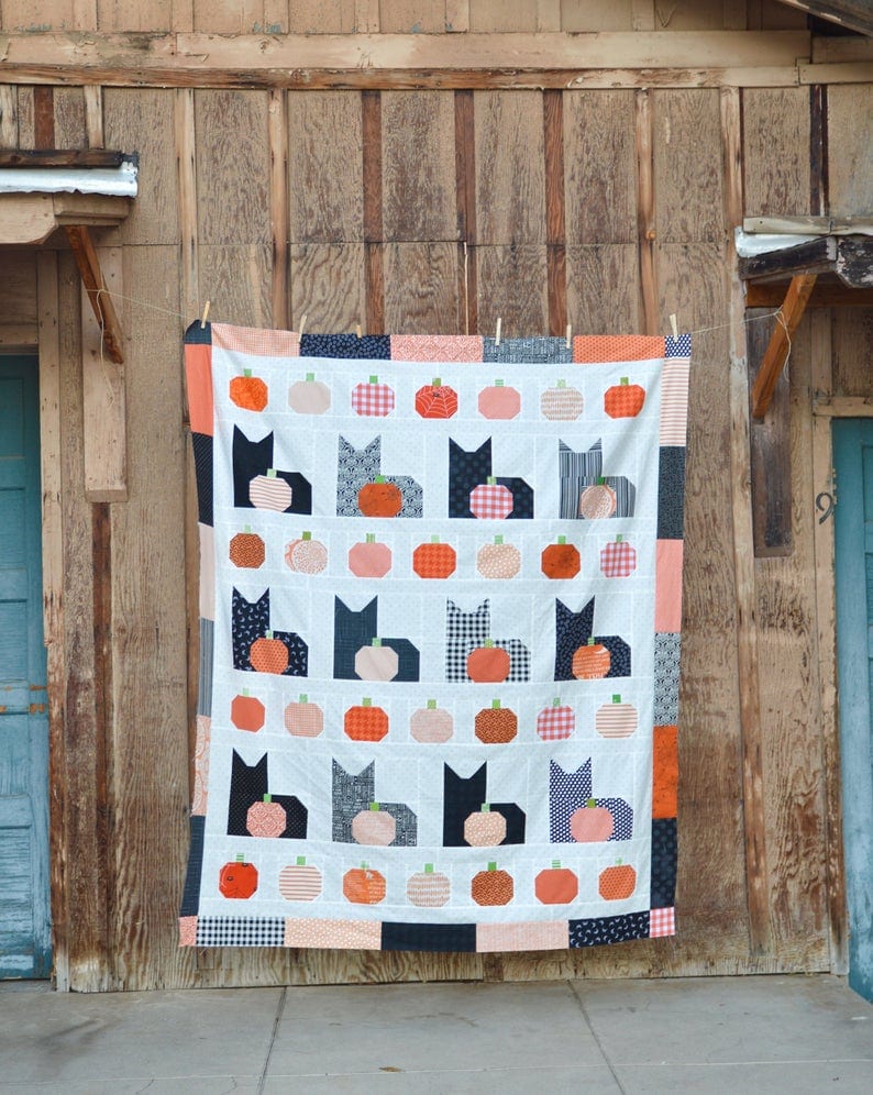 cat and pumpkin quilt on barn