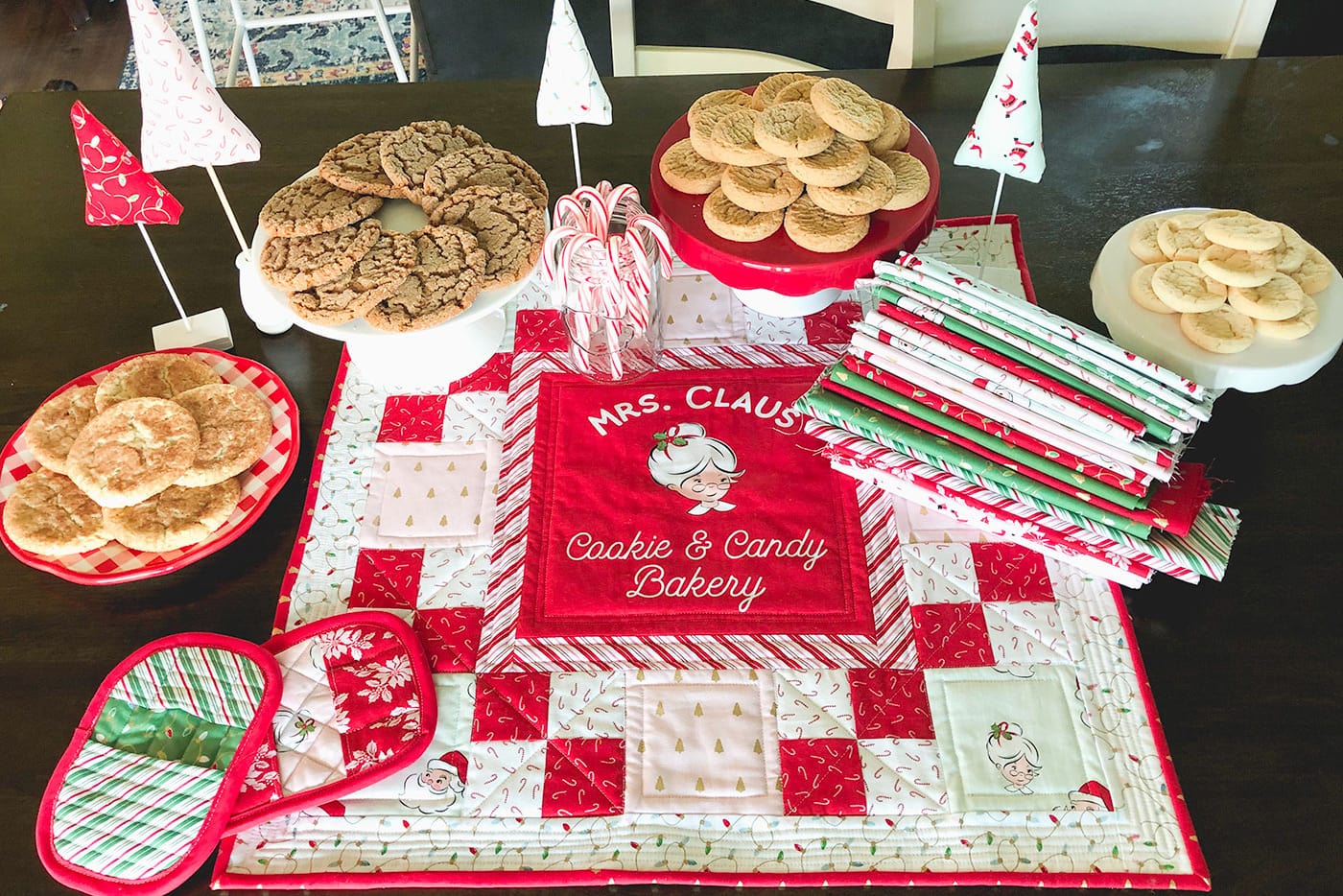 Berry Santa Claus Quilted Table Topper NCU0HNH146 main image 0