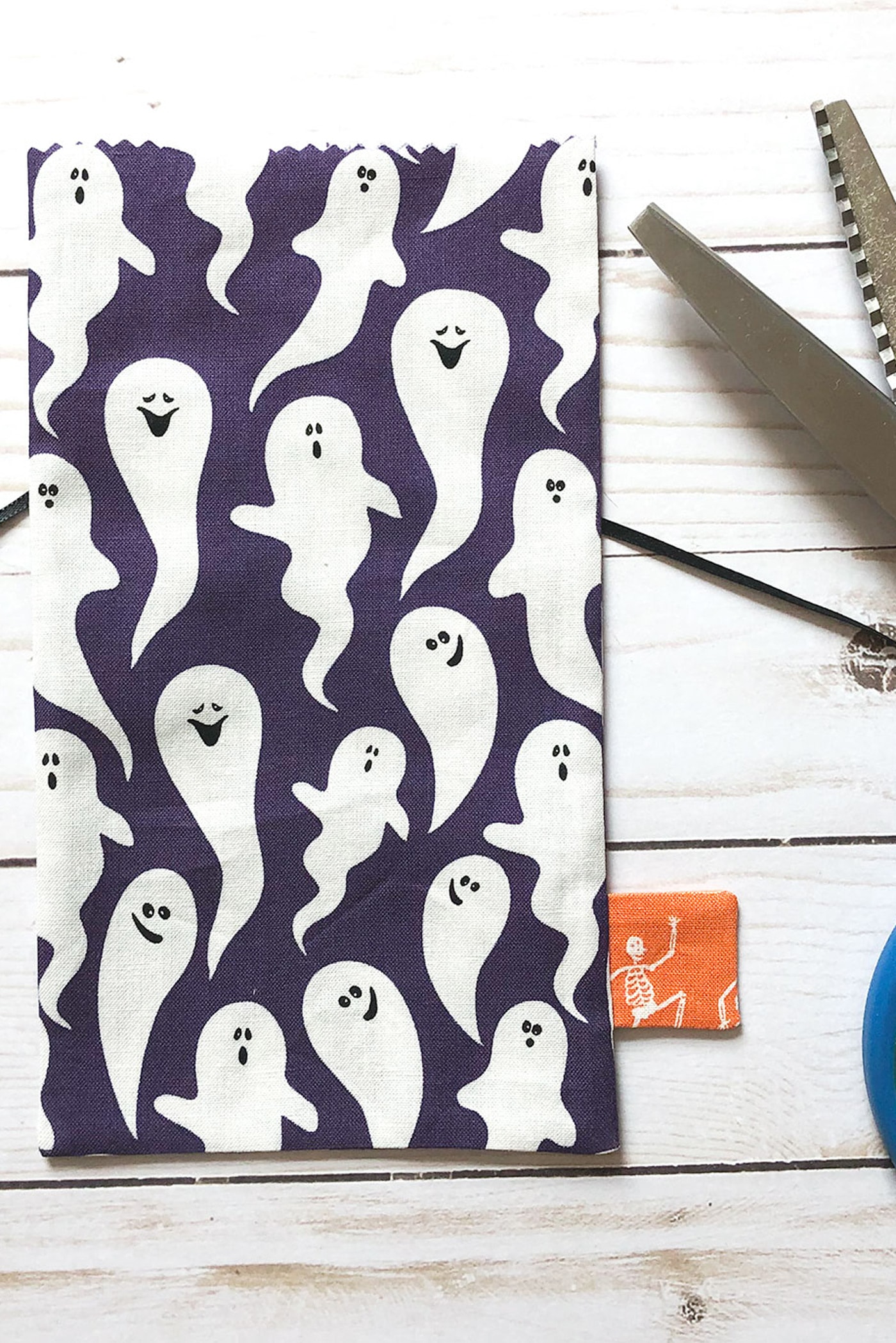 How to make Adorable Halloween Kitchen Towels - the Polka Dot Chair