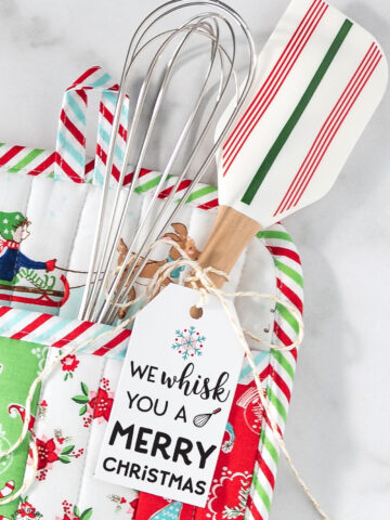 christmas pot holder with utensils and tag